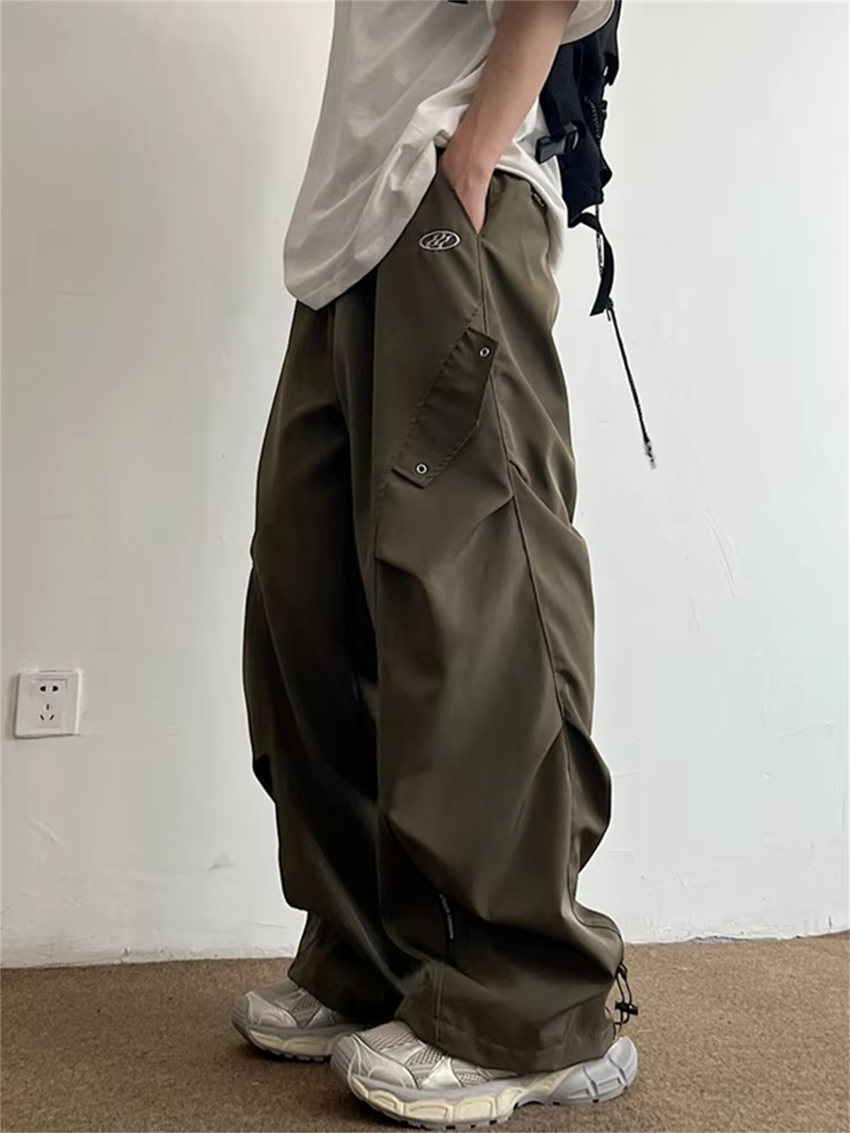 Street Fashion In Korea - Techwear パラシュートカーゴパンツ男性ヒップホップワイドレッグパンツ男性速乾性ストリートウェアルーズオーバーサイズ韓国ヒップホップパンツ