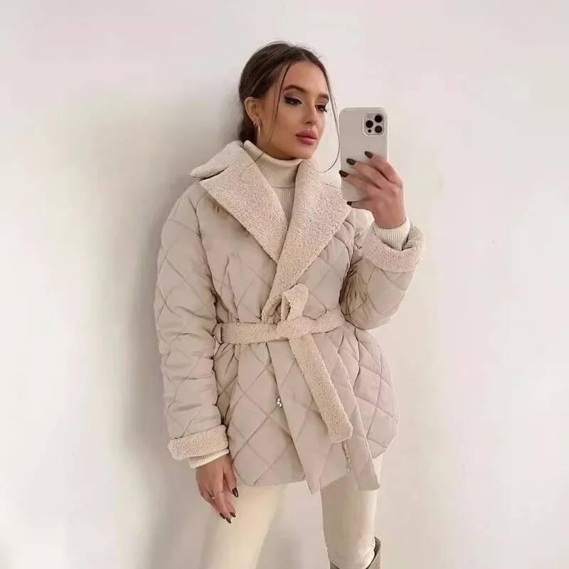 エレガントなキルティングとフェイクファーの裏地が特徴の、女性 - Street Fashion Taiwan のレビューと価格
