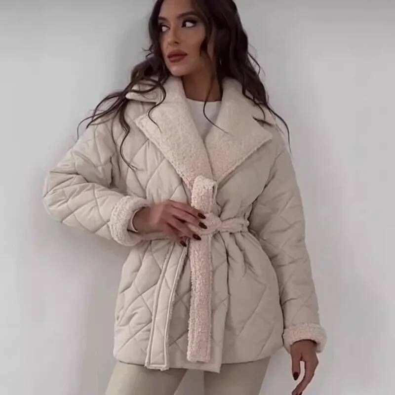 エレガントなキルティングとフェイクファーの裏地が特徴の、女性 - Street Fashion Taiwan のレビューと価格