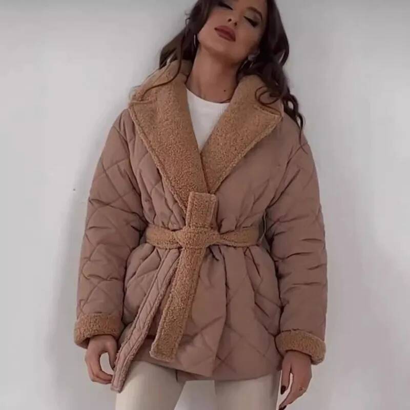 エレガントなキルティングとフェイクファーの裏地が特徴の、女性 - Street Fashion Taiwan のレビューと価格
