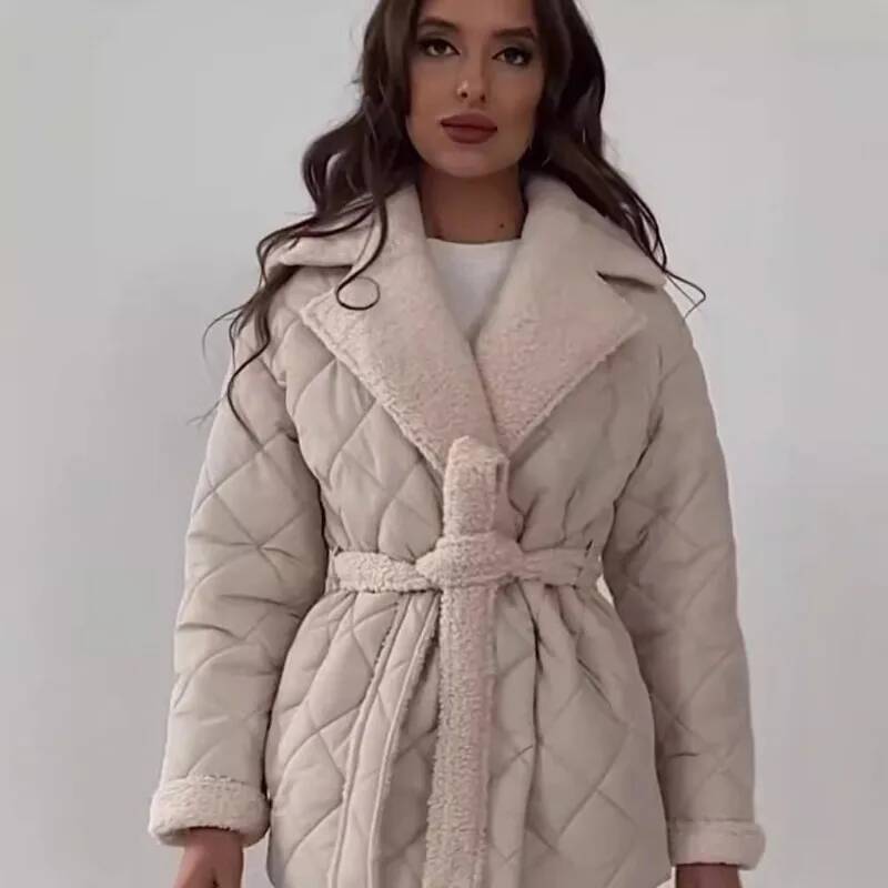 エレガントなキルティングとフェイクファーの裏地が特徴の、女性 - Street Fashion Taiwan のレビューと価格